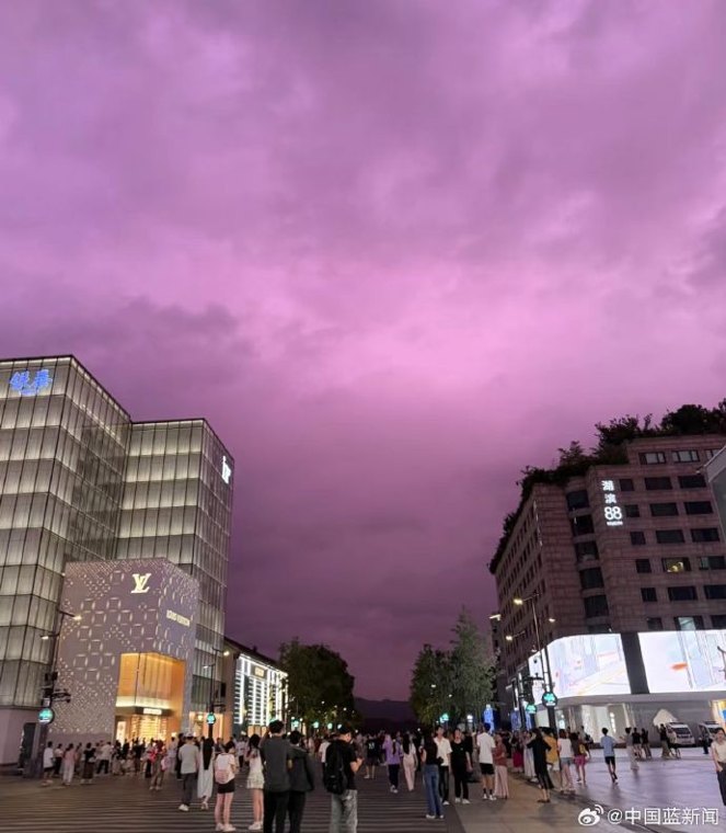 今晚，上海、杭州的天空变成了粉紫色！不要被它迷惑：台风“巴威”登陆在即！杭州地铁：7月12日6时起，将全线停运